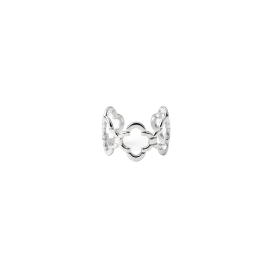 "Vrijstaande productfoto van de zilveren Lucky Clover ring van roestvrij staal op een witte achtergrond, toonbeeld van het verstelbare klaver-design."