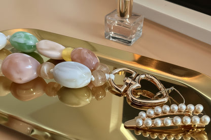 Detail van gemarmerde pastel acryl kralen en goudkleurig hartjesslot Glow Mystic in Style