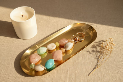 Glow Mystic in Style pastelkleurig acryl telefoonkoord met goudkleurige hartjessluiting op gouden schaal