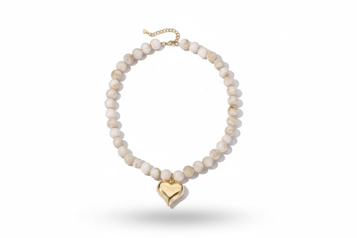 Luxe weergave van de Glow Mystic gevlamde kralenketting met goudkleurige harthanger 