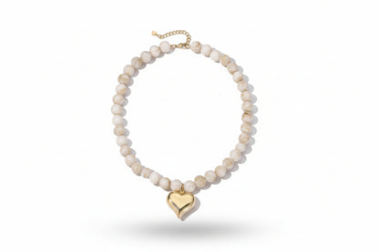 Luxe weergave van de Glow Mystic gevlamde kralenketting met goudkleurige harthanger 