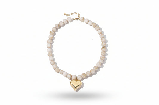Luxe weergave van de Glow Mystic gevlamde kralenketting met goudkleurige harthanger 