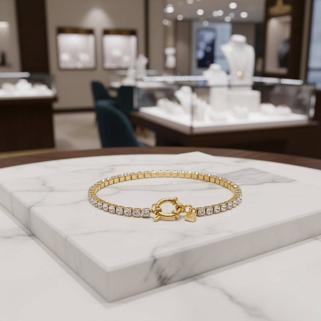Kristal armband als mock up op een marmeren plaat in een sieradenshop.