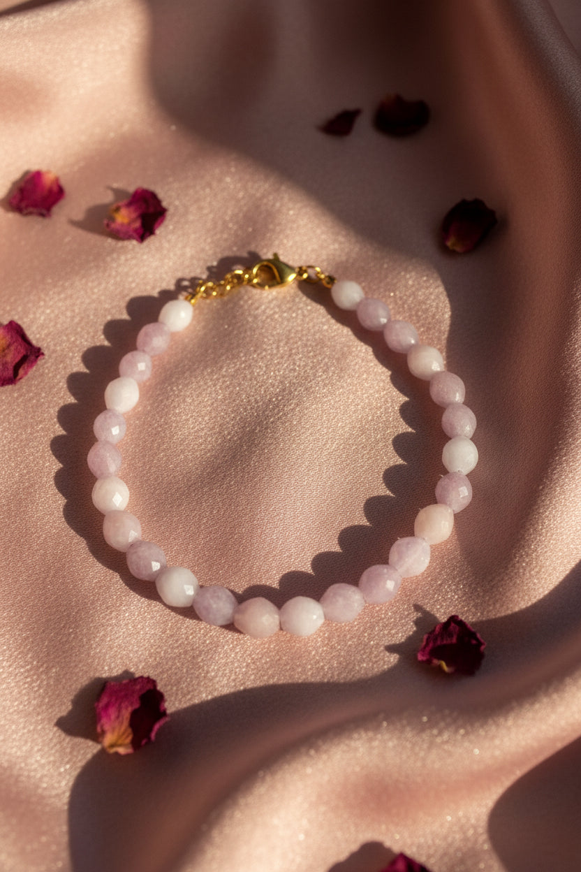 Glow Mystic in Style facet geslepen Kunziet armband op roze satin stof met rozenblaadjes