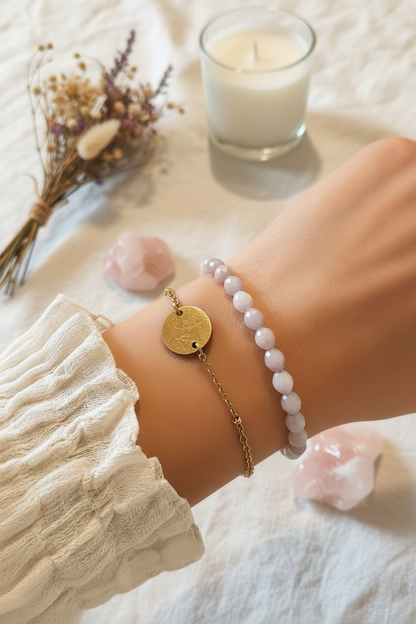 Kunziet armband gedragen door een model om haar pols, er staat een  kaarsje en bosje droogbloemen op een zacht wit linnen doek gepresenteerd.