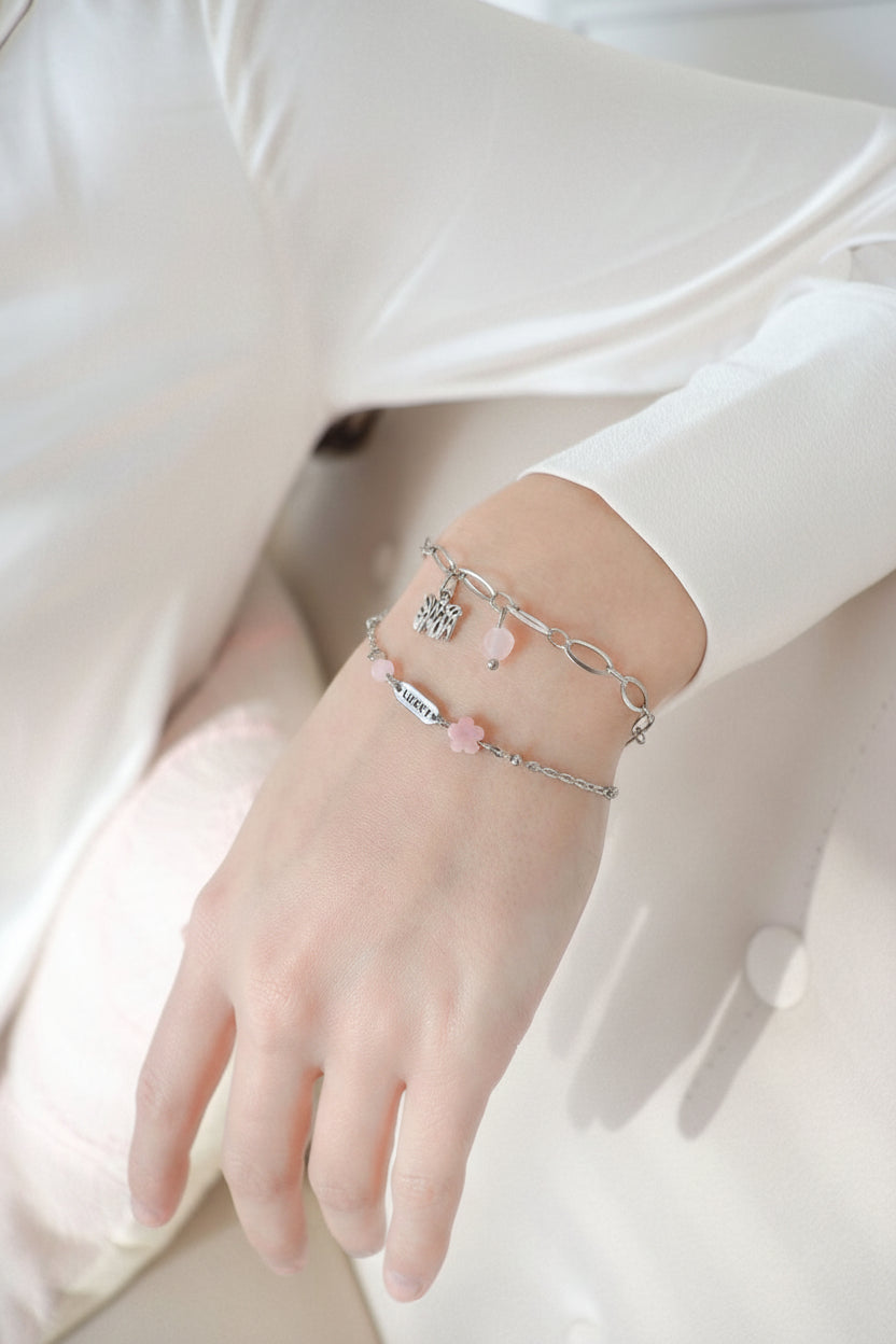 “Liefdevol geluksarmbandje gedragen om de pols”