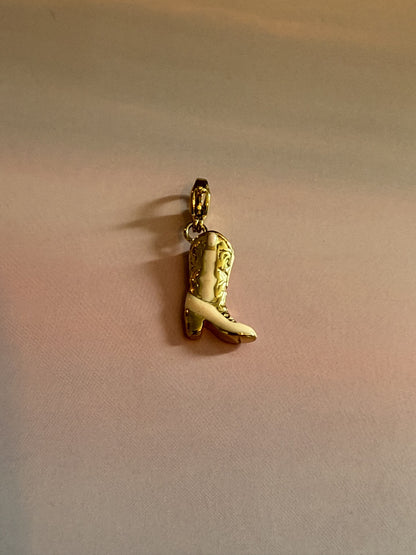 Roze goudkleurige RVS cowboylaars bedel met emaille voor kettingen en armbanden op een gekleurde achtergrond.