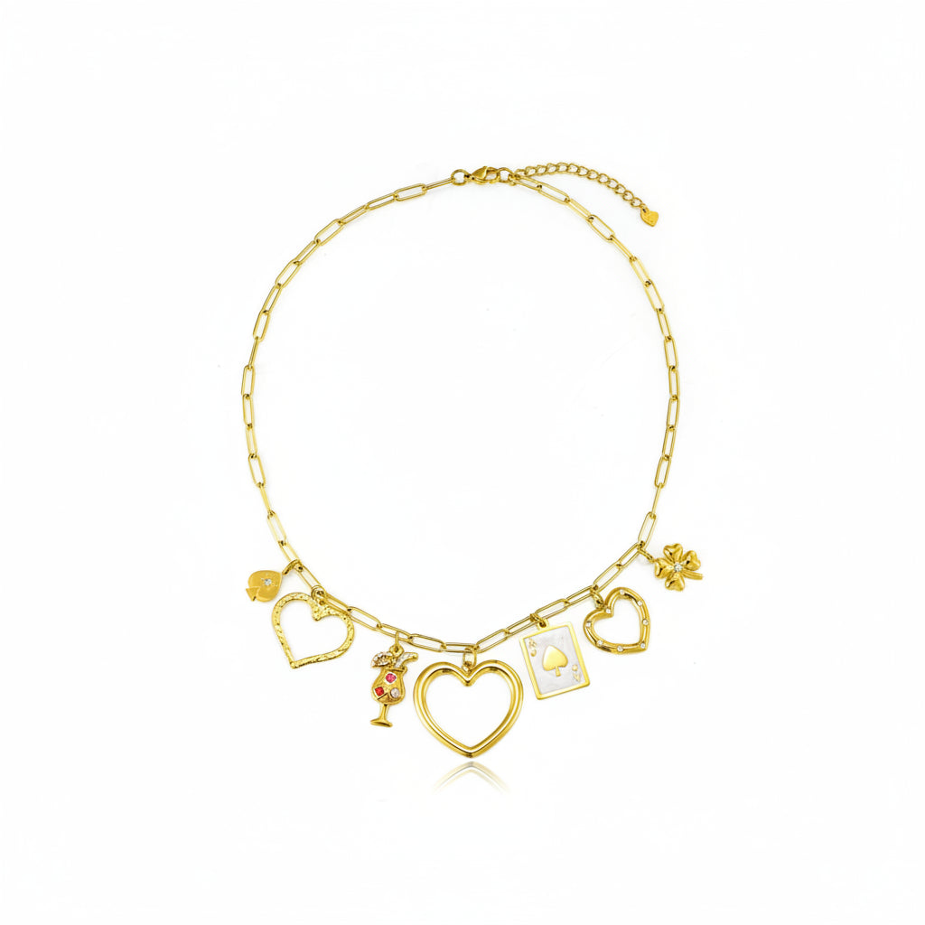 Goudkleurige RVS bedelketting met grove schakels en vijf unieke bedels waaronder een cocktailglas en speelkaart, vrijstaand op een witte achtergrond.