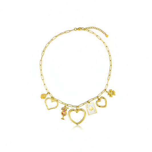 Goudkleurige RVS bedelketting met grove schakels en vijf unieke bedels waaronder een cocktailglas en speelkaart, vrijstaand op een witte achtergrond.