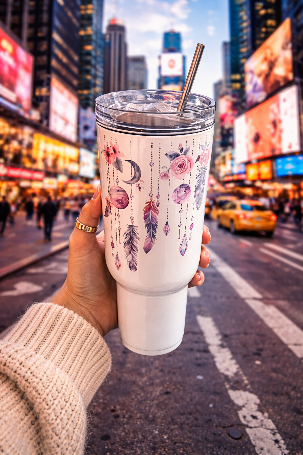 Travel mug RVS met handvat en boho veren en bloemen print in stedelijke omgeving