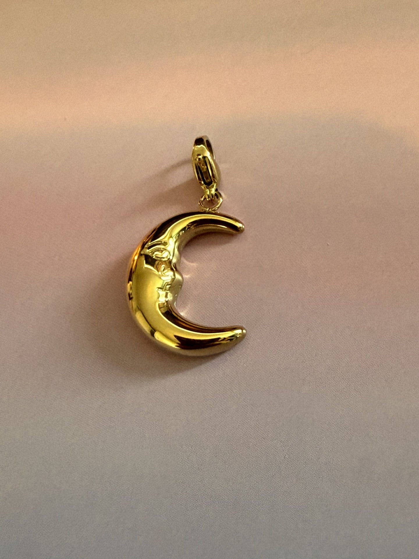 Goudkleurige RVS maan bedel met gezicht voor ketting of armband.