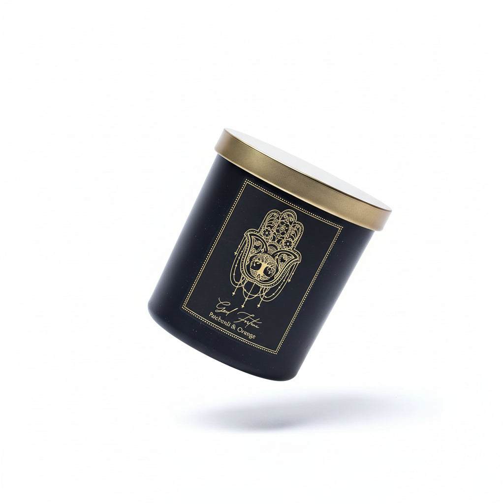 Good Fortune Manifestation Candle met patchouli, sinaasappel en rode jaspis in luxe zwarte verpakking