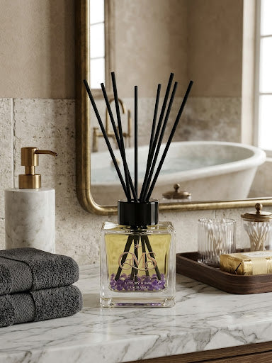 Luxe glazen flacon geurstokjes Mystic Freedom (100 ml) gevuld met Amethist edelstenen, goud GMS-logo en zwarte vezelstokjes in een luxe badkamer 