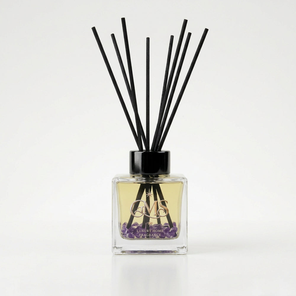 Luxe glazen flacon geurstokjes Mystic Freedom (100 ml) gevuld met Amethist edelstenen, goud GMS-logo en zwarte vezelstokjes.