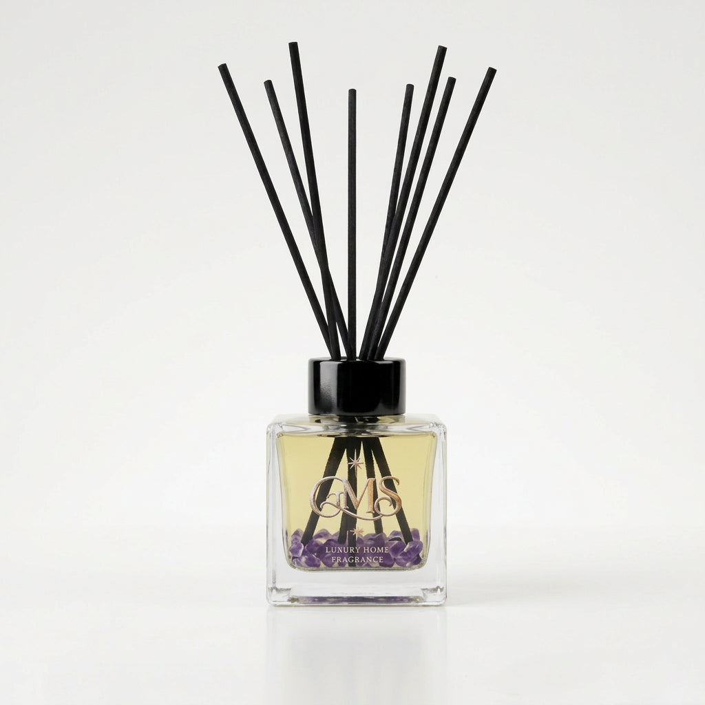 Luxe glazen flacon geurstokjes Mystic Freedom (100 ml) gevuld met Amethist edelstenen, goud GMS-logo en zwarte vezelstokjes.