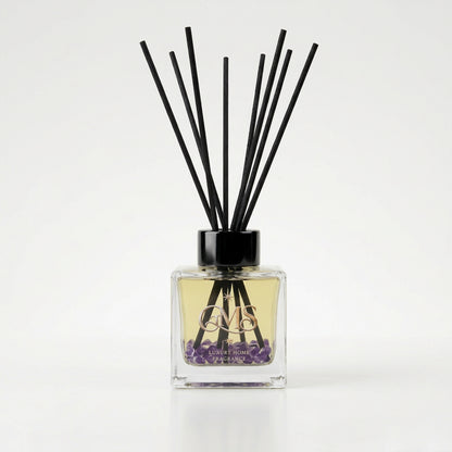 Luxe glazen flacon geurstokjes Mystic Freedom (100 ml) gevuld met Amethist edelstenen, goud GMS-logo en zwarte vezelstokjes.