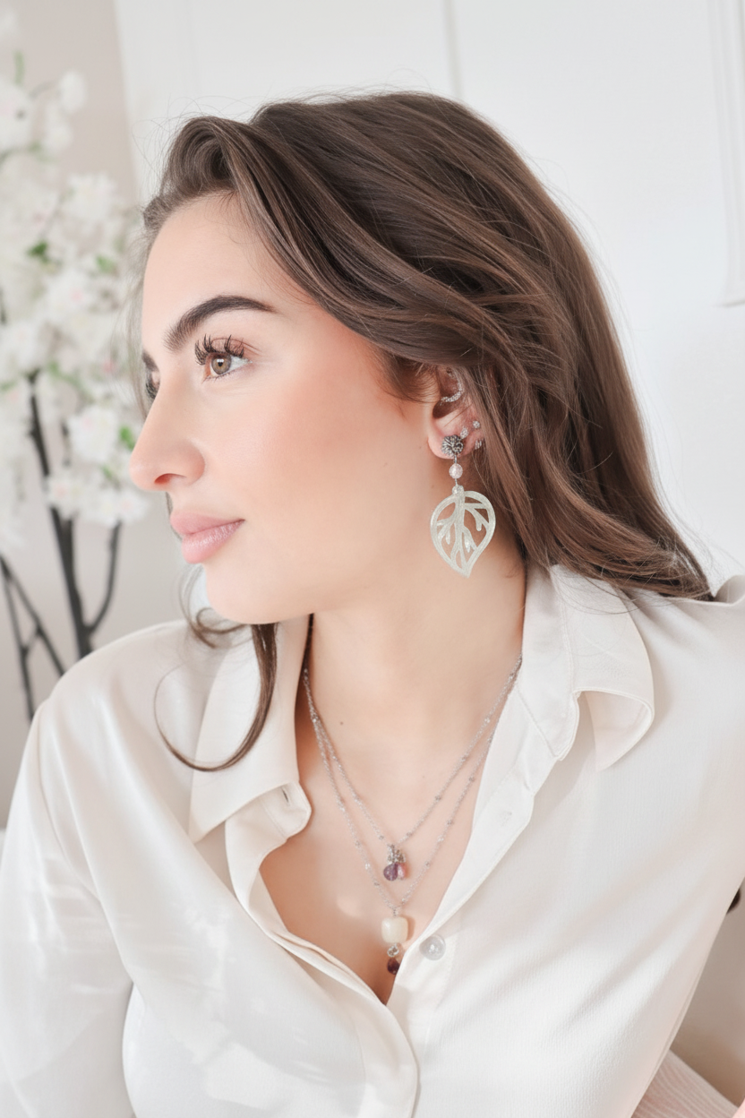 Kunziet Blad Statement Oorbellen met paarse kunziet edelsteen, zilveren stainless steel knopje en lichtgewicht acryl bladvorm hanger.