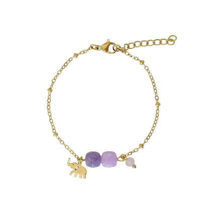 "Vrijstaande productfoto van het goudkleurige RVS Geluksarmbandje met Olifantje & Edelstenen op een strakke witte achtergrond. Het sieraad toont duidelijk de amethist en lavender jade kubusjes, het rozenkwarts kraaltje en de verstelbare sluiting."