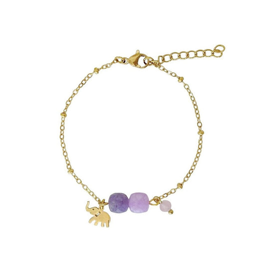"Vrijstaande productfoto van het goudkleurige RVS Geluksarmbandje met Olifantje & Edelstenen op een strakke witte achtergrond. Het sieraad toont duidelijk de amethist en lavender jade kubusjes, het rozenkwarts kraaltje en de verstelbare sluiting."