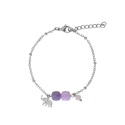Vrijstaande productfoto van het zilverkleurige RVS Geluksarmbandje met Olifantje & Edelstenen op een witte achtergrond, met de amethist en lavender jade kubusjes zichtbaar.