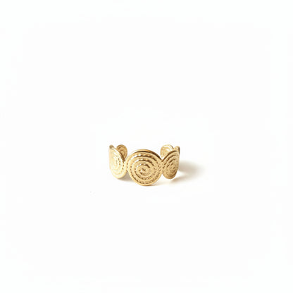 Gouden verstelbare ring Soleil met zonnig spiraalpatroon op een witte achtergrond van Glow Mystic in Style