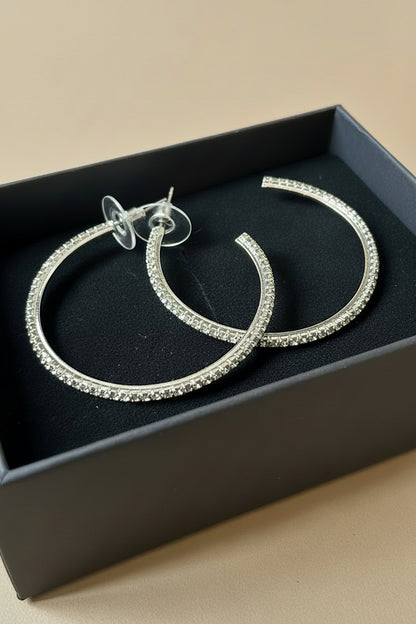 Zilveren crystal hoop oorbellen op sieraden doosje - stijlvolle sieraden