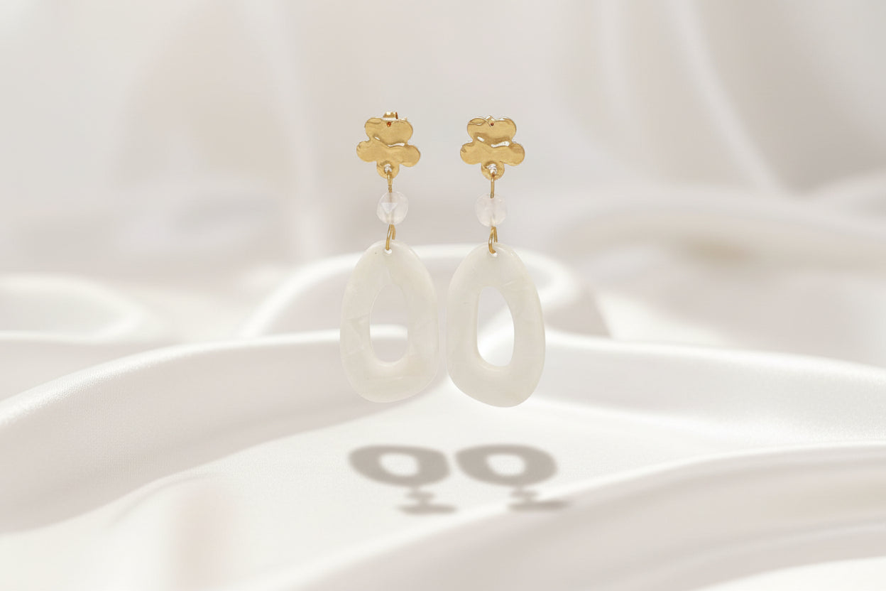 Elegante oorbellen met witte parelmoer hanger en goudkleurige details