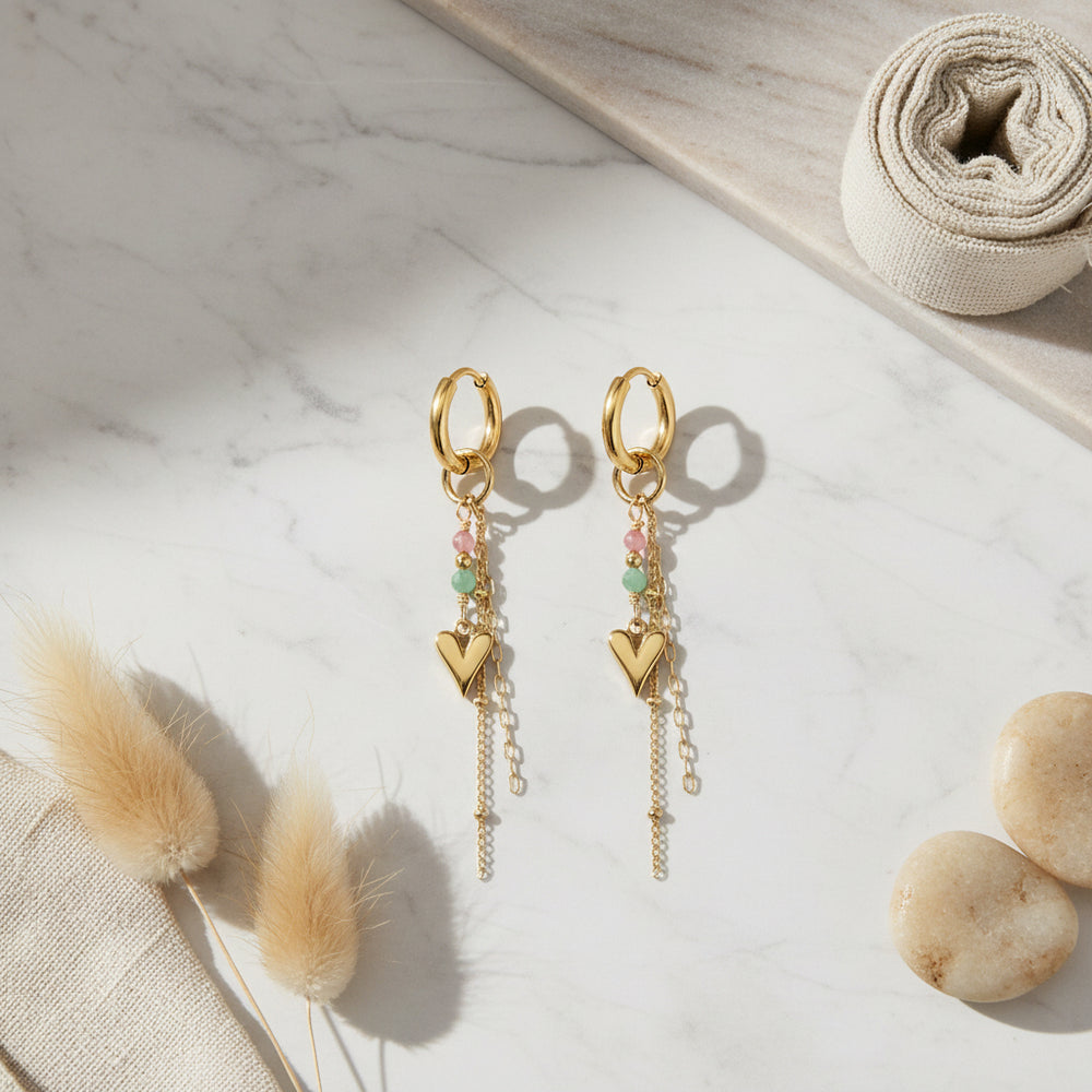 trendy gouden hart oorbellen met kralen en ketting details