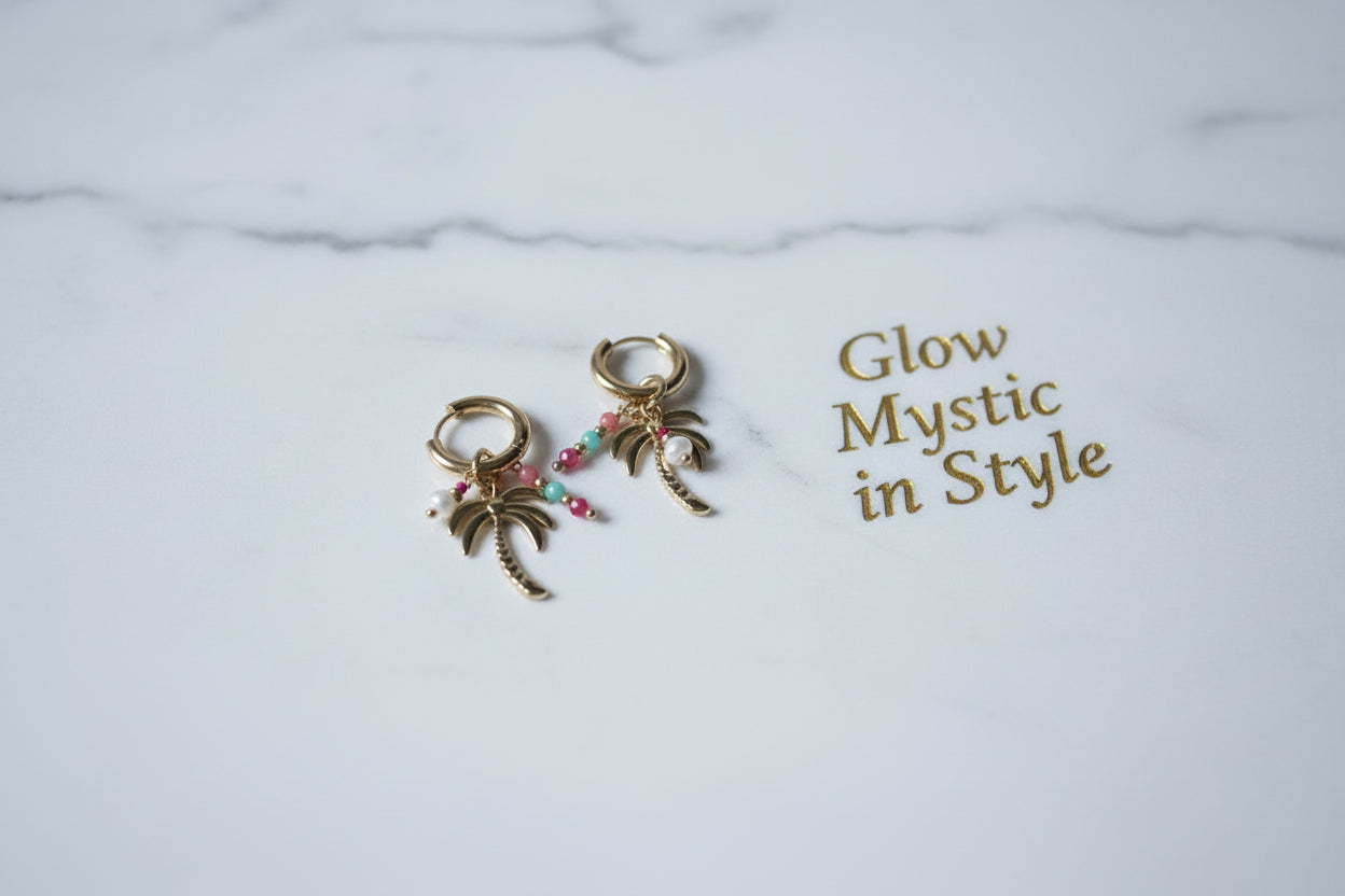 Oorbellen als mock up op een marmeren blad met de naam Glow Mystic in Style

