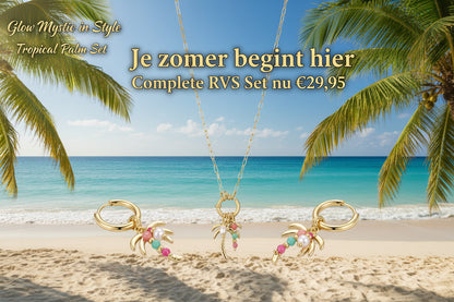 Glow Mystic in Style Tropical Palm Sieraden Set – Complete RVS Set met Goudkleurige Ketting en Oorbellen op Wit Marmeren Plateau. Perfect Cadeau Tip.