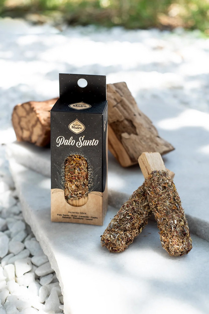 Twee Sagrada Madre Palo Santo kruidenstokjes gepresenteerd op een marmeren ondergrond