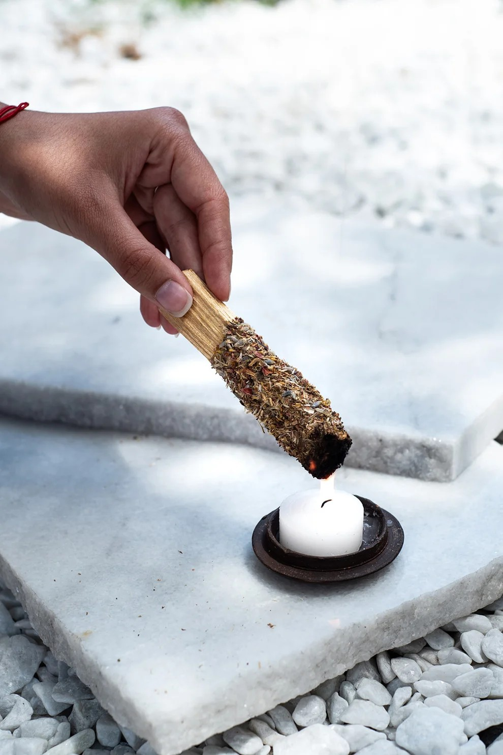 Het aansteken van het Sagrada Madre Palo Santo kruidenstokje bij een kaars