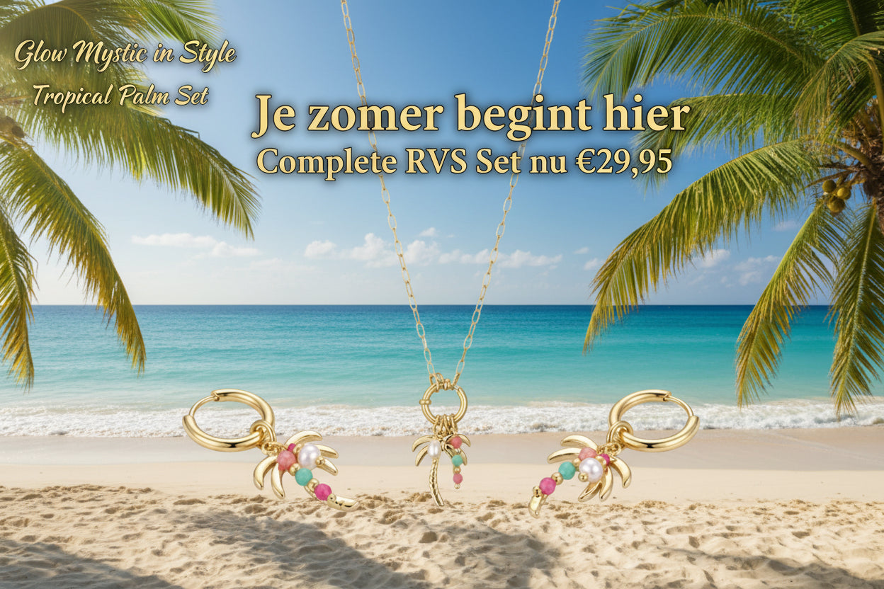 Glow Mystic in Style Tropical Palm Sieraden Set – Complete RVS Set met Goudkleurige Ketting en Oorbellen op Wit Marmeren Plateau. Perfect Cadeau Tip.