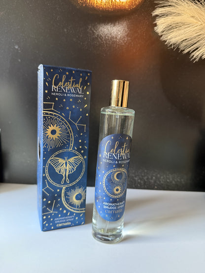 Carnatia Starry Spell Roomspray Celestial Renewal 100ml flacon naast de luxe donkerblauwe verpakking met gouden astrologische details en vlinder - Glow Mystic in Style.