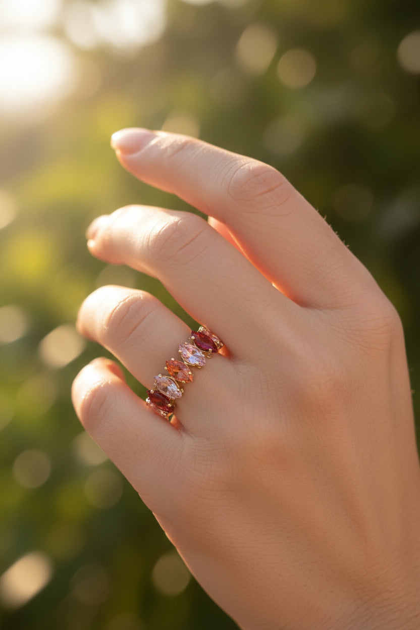 Glow Mystic in Style verstelbare gouden ring met roze zirkoon steentjes om vinger