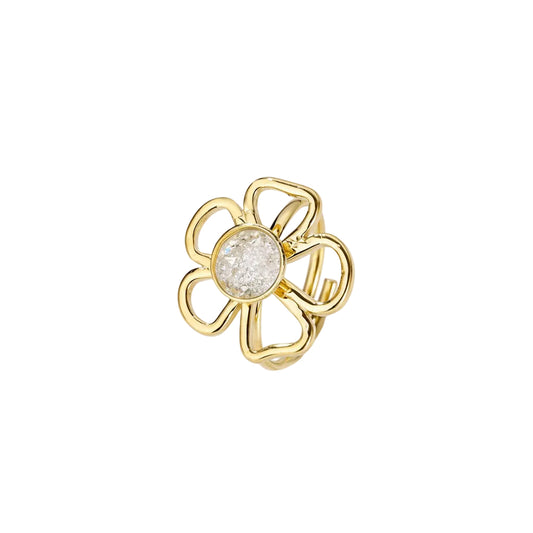 Close-up van de goudkleurige bloemenring met een centrale witte steen op een witte achtergrond, wat het verfijnde design benadrukt."