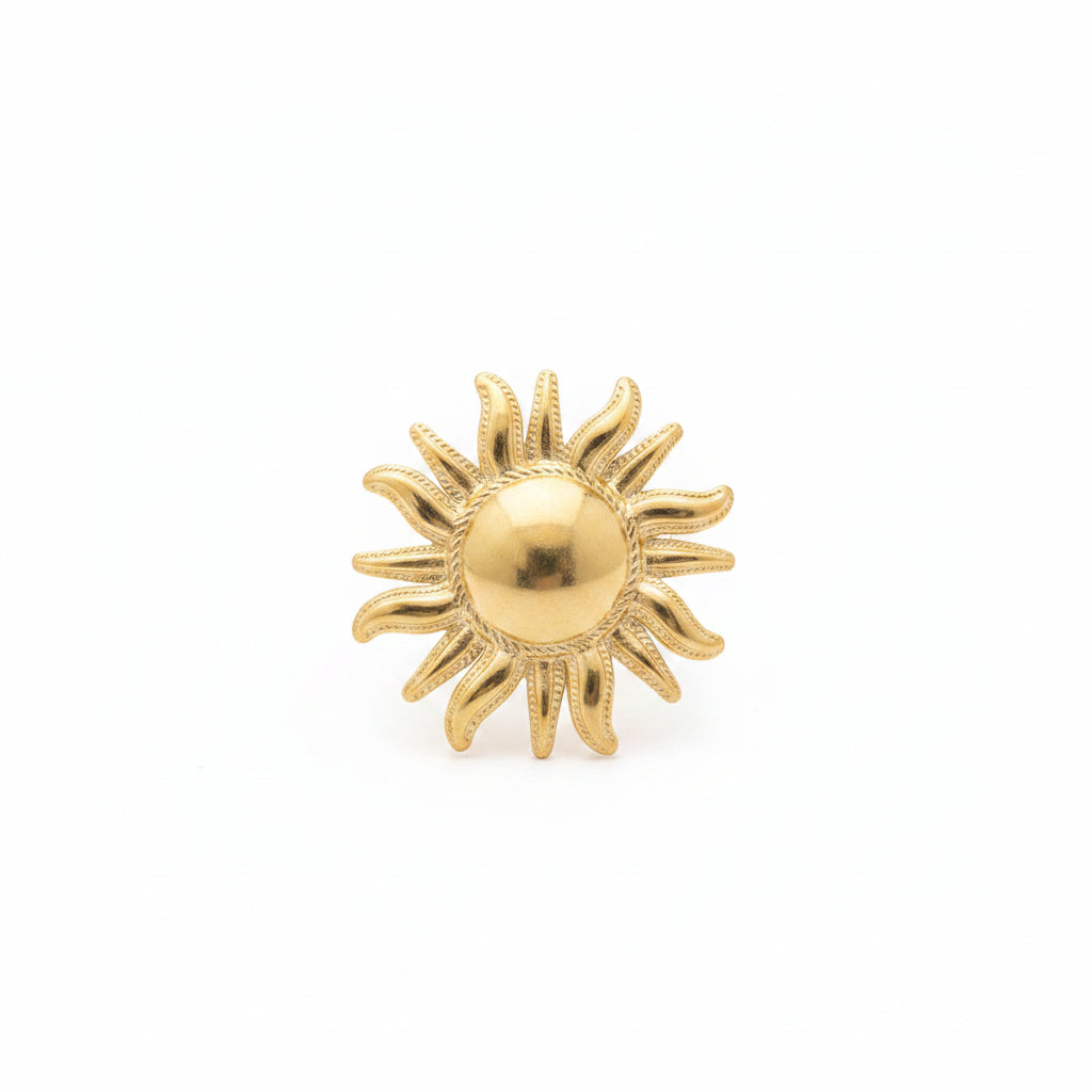 "Gedetailleerde productfoto van de gouden RVS zon ring op een witte achtergrond."