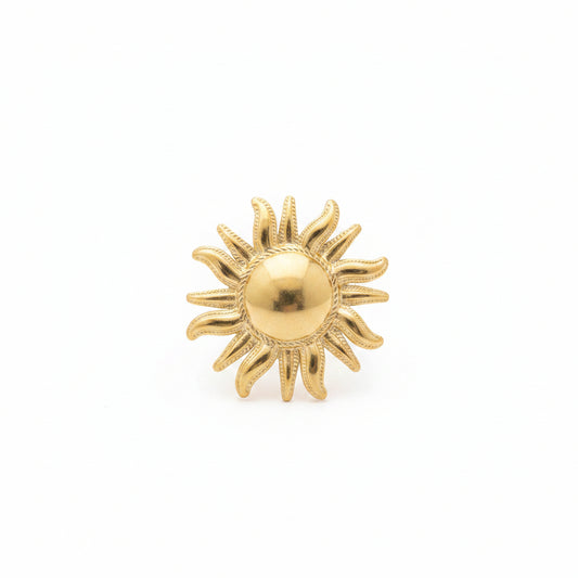 "Gedetailleerde productfoto van de gouden RVS zon ring op een witte achtergrond."