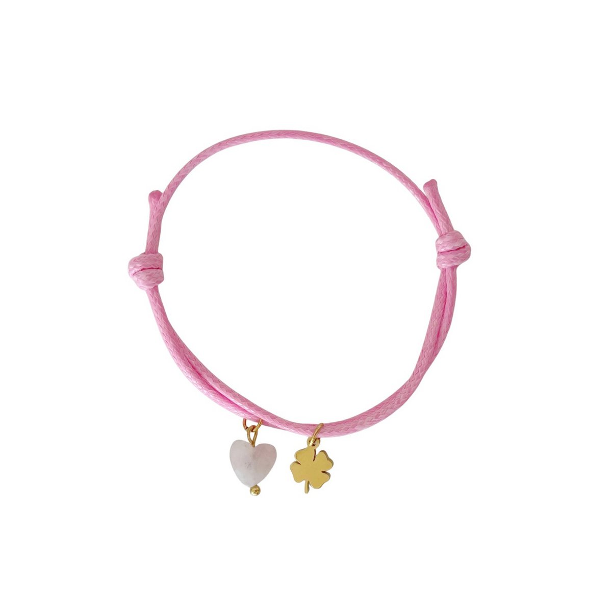 "Studiofoto van een roze waxkoord armbandje met een Rozenkwarts hartje en een goudkleurig klavertje vier bedeltje op een witte achtergrond."