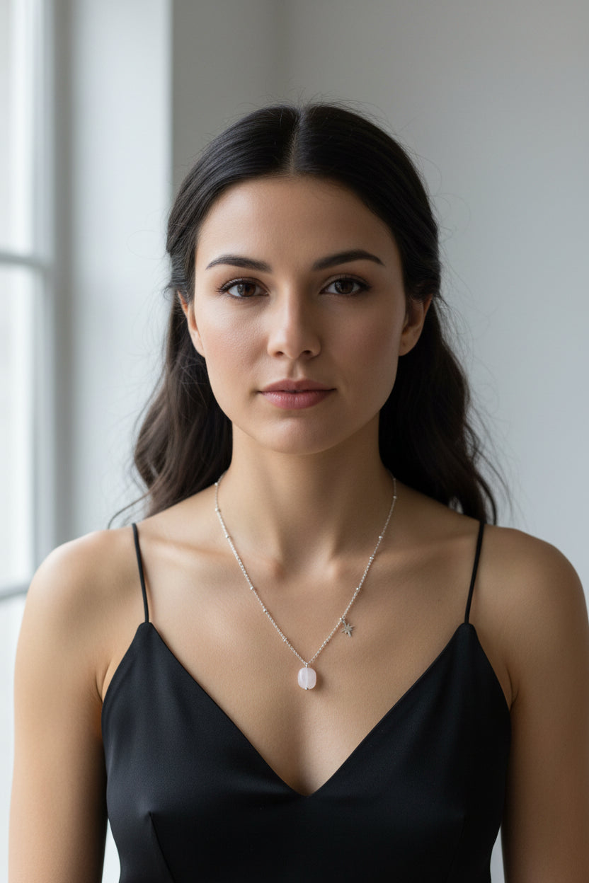Model-shoot van de minimalistische zilveren Stainless Steel ketting met subtiele Rozenkwarts en ster-charm - Glow Mystic in Style.