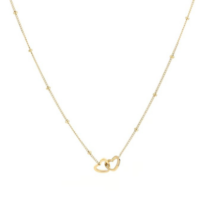 Glow Mystic in Style goudkleurige ketting met twee in elkaar grijpende hartjes op schone witte achtergrond