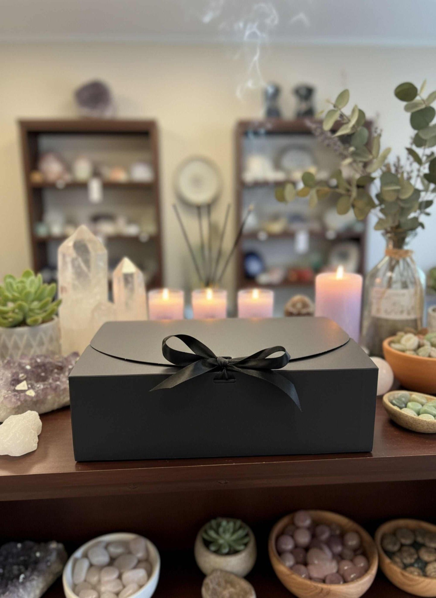 luxe zwarte wellness box met zwarte strik in sfeervolle ontspanningsomgeving met kaarsen en kristallen, Wellness Box - J'adore Rituals of Relaxation