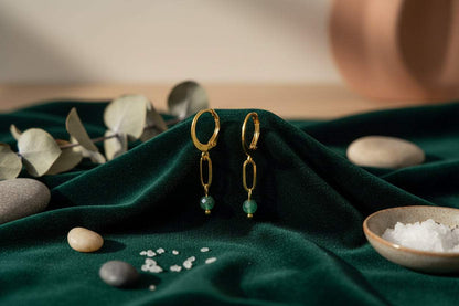 Gouden smaragd oorbellen van stainless steel met facet geslepen steen, elegant en duurzaam