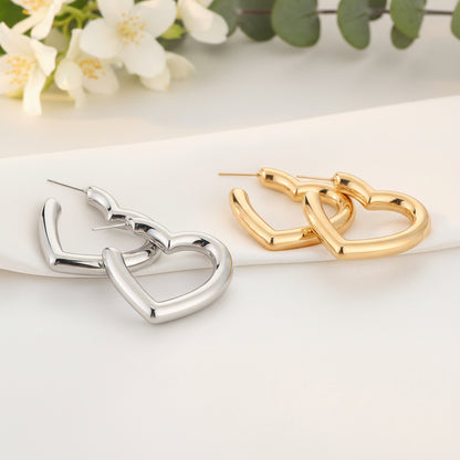 Glow Mystic in Style zilveren en gouden stainless steel hartjes oorbellen naast elkaar