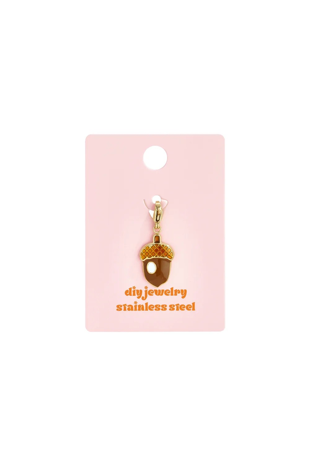 Gouden RVS eikel bedel met emaille op roze sieradenkaartje