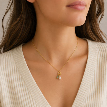 Glow Mystic in Style gouden edelsteen slotketting gedragen door model op beige top
