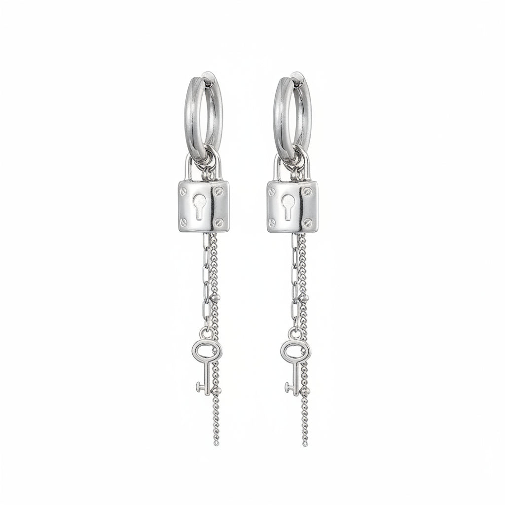 Zilveren stainless steel statement oorbellen met een slotje, gelaagde kettinkjes en een klein sleuteltje op een heldere witte achtergrond van Glow Mystic in Style.