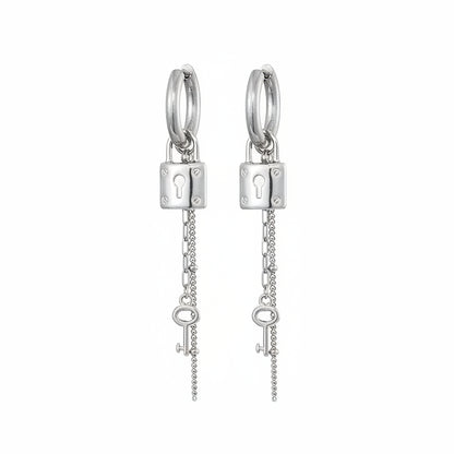 Zilveren stainless steel statement oorbellen met een slotje, gelaagde kettinkjes en een klein sleuteltje op een heldere witte achtergrond van Glow Mystic in Style.