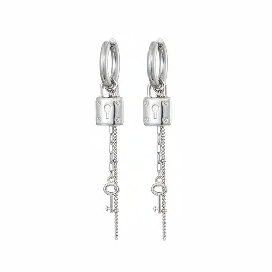 Zilveren stainless steel statement oorbellen met een slotje, gelaagde kettinkjes en een klein sleuteltje op een heldere witte achtergrond van Glow Mystic in Style.
