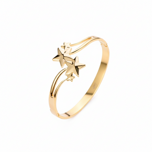 Glow Mystic in Style goudkleurige stainless steel spang armband met sterrenmotief op witte achtergrond